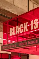 강렬한 레드 컬러유리가 돋보이는 트렌디 카페